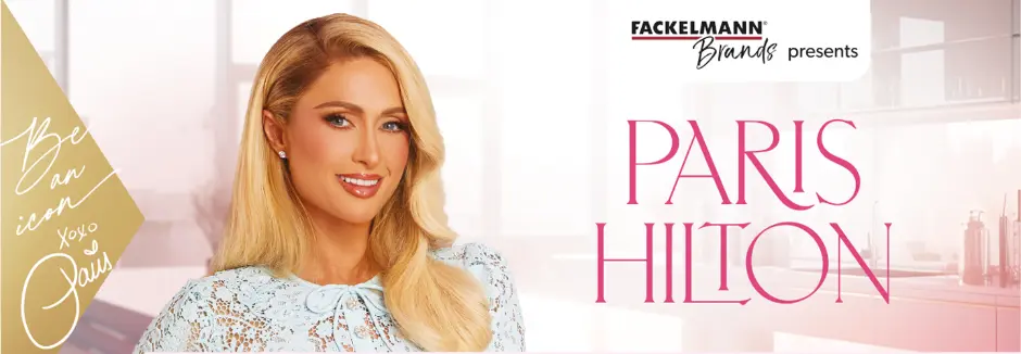 Zwei Frauen posieren selbstbewusst in Bikinis vor einem strahlend blauen Himmel und zelebrieren Körperbewusstsein und Sommerstimmung.